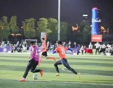 精彩瞬间频现,球员们拼尽全力争胜(球员们的比拼很热烈,赢得了观众的阵阵喝彩) 精彩瞬间频现,球员们拼尽全力争胜(球员们的比拼很热烈,赢得了观众的阵阵喝彩)