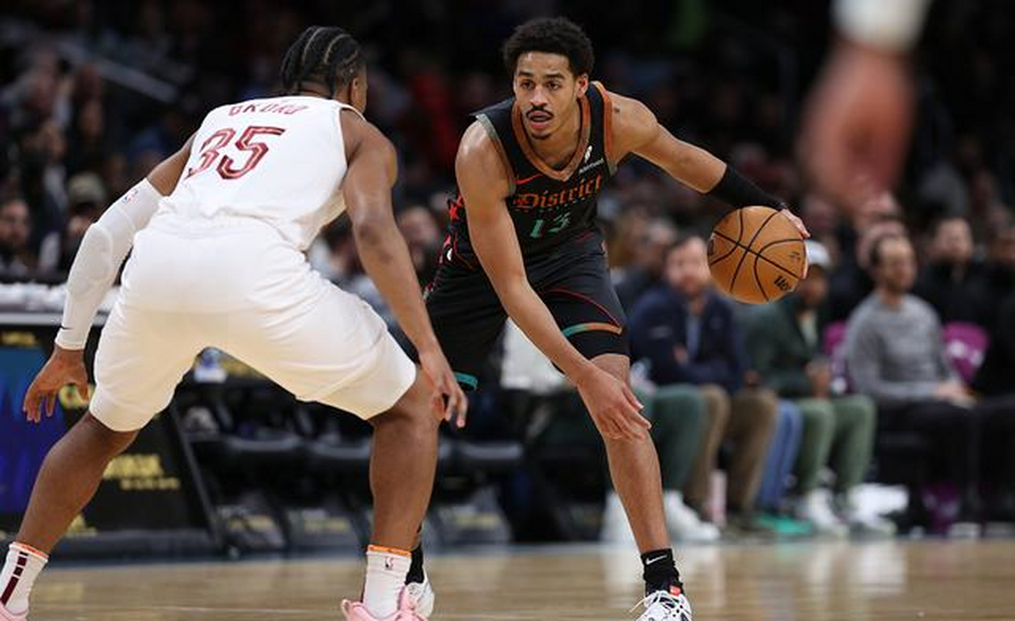 克里夫兰骑士球员表现出色，团队士气大增(克利夫兰骑士现役球员)